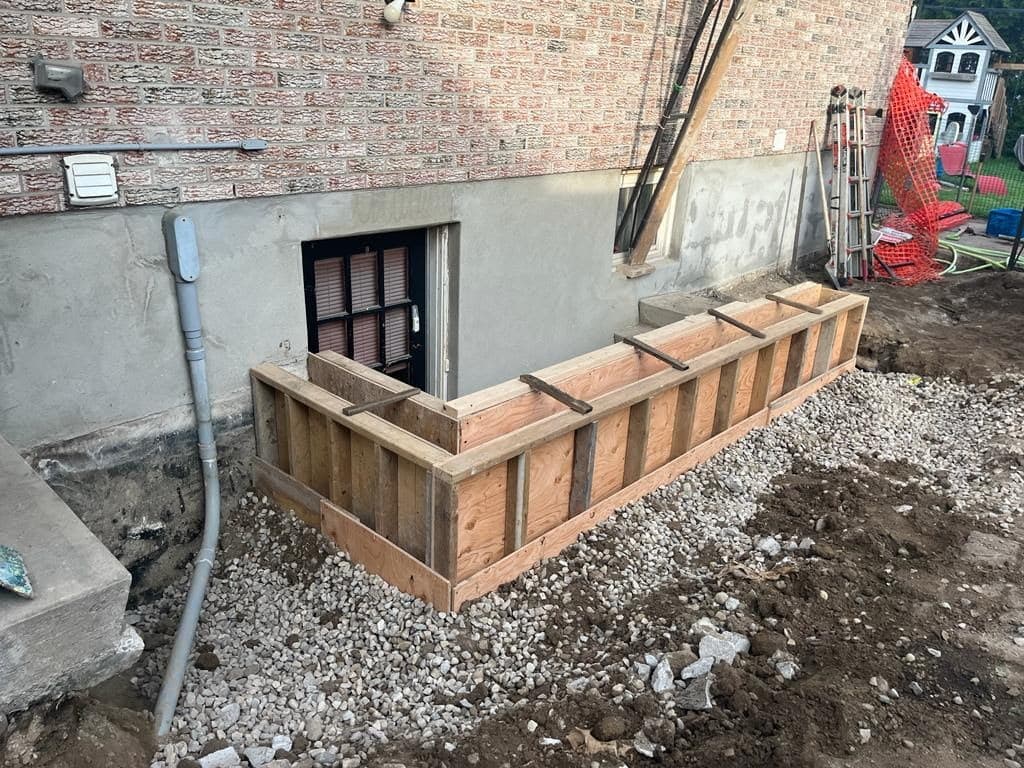 Concrete retaining wall forming and installation in London, Ontario